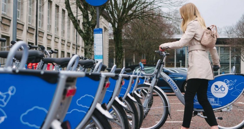 Newid strwythur y ffi ar gyfer Nextbike yng Nghaerdydd er mwyn gwella hygyrchedd y cynllun 