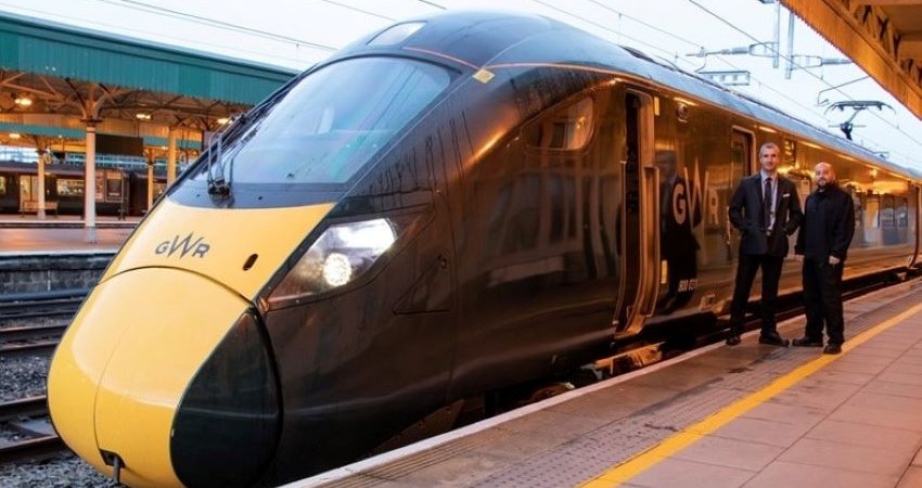 Cwsmeriaid GWR sy’n teithio’n ôl ac ymlaen i dde Cymru yn cael budd am y tro cyntaf o wasanaethau rheilffyrdd wedi’u trydaneiddio Cwsmeriaid GWR sy’n teithio’n ôl ac ymlaen i dde Cymru yn cael budd am y tro cyntaf o wasanaethau rheilffyrdd wedi’u trydaneiddio