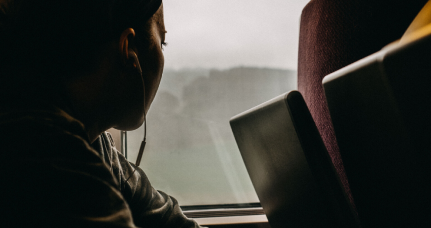 Cynllun ‘rheilffordd i loches’ newydd yn caniatáu i fenywod sy’n ffoi rhag camdriniaeth ddomestig deithio am ddim ar drenau 