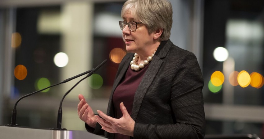 Aelod o fwrdd Traveline Cymru wedi cyrraedd y rhestr fer ar gyfer un o Wobrau Womenspire 