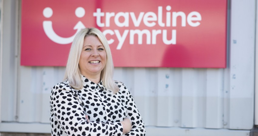 Trafnidiaeth Cymru yn llofnodi cytundeb i gymryd yr awenau gan Traveline Cymru 