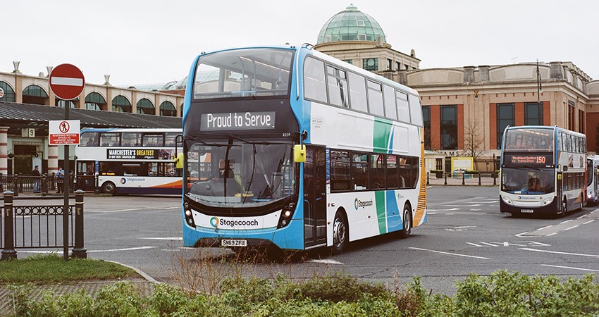 Stagecoach yw’r gweithredwr bysiau cyntaf yn y DU i gwblhau rhaglen genedlaethol i osod technoleg newydd ar ei fysiau ar gyfer rhybuddio ynghylch pontydd 