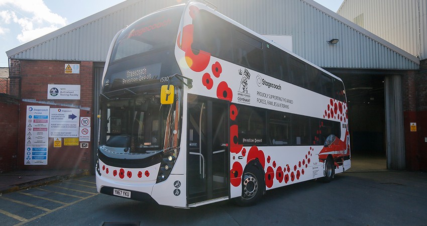 Stagecoach yn ymestyn teithiau am ddim ledled y DU i gyn-filwyr ac aelodau’r fyddin, gan gynnwys cadetiaid, ar Ddydd y Cadoediad a Sul y Cofio 