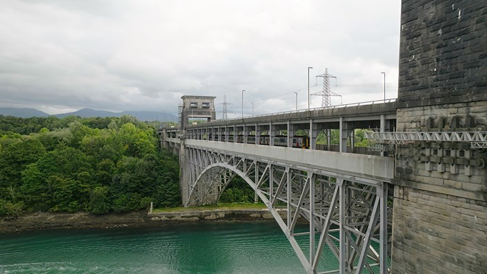 Myfyrwyr yn cael teithio am ddim ar drenau yn ystod cyfnod o gau Pont Menai