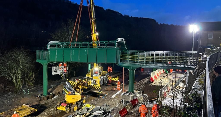 Gwaith trydaneiddio Metro De Cymru yn datblygu