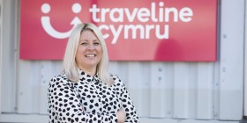 Trafnidiaeth Cymru yn llofnodi cytundeb i gymryd yr awenau gan Traveline Cymru 