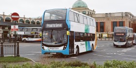 Stagecoach yw’r gweithredwr bysiau cyntaf yn y DU i gwblhau rhaglen genedlaethol i osod technoleg newydd ar ei fysiau ar gyfer rhybuddio ynghylch pontydd 