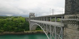 Myfyrwyr yn cael teithio am ddim ar drenau yn ystod cyfnod o gau Pont Menai